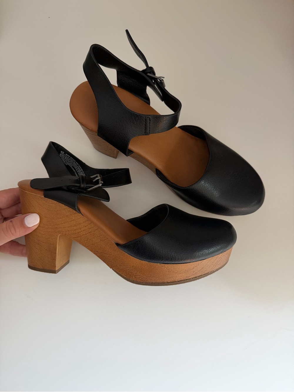 Universal Thread Black Ankle Strap Wood Block Heel Clogs Sandals 8.5